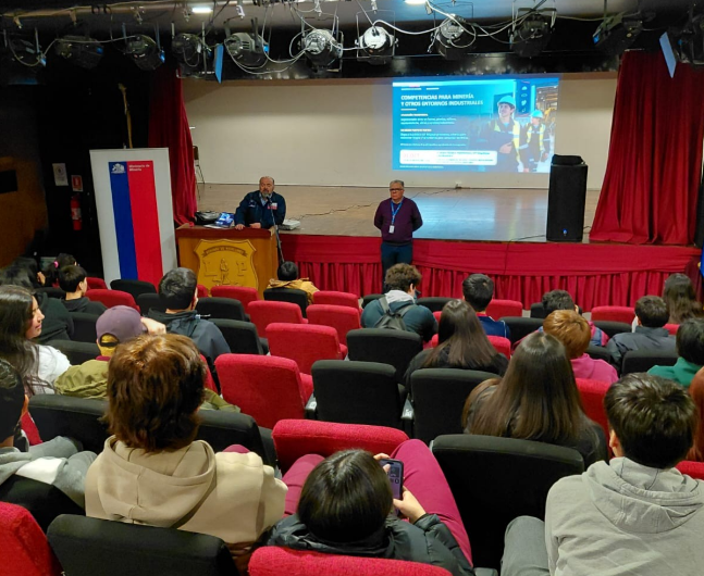 sernageomincl's tweet photo. ⛏️ 143 estudiantes de Puerto Natales, Punta Arenas y Porvenir se inscribieron en el Curso de Monitores de Seguridad Minera de nuestro Centro de Capacitación.
La iniciativa estará a cargo de Carolina Herrera,profesional de nuestra Dirección Regional de Magallanes. https://t.co/846cY6x5Qo