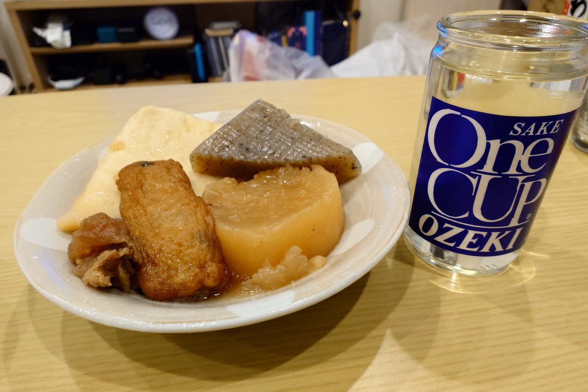 3pasincho's tweet photo. 一周回っておでんとワンカップ https://t.co/YyTmd1a1mp