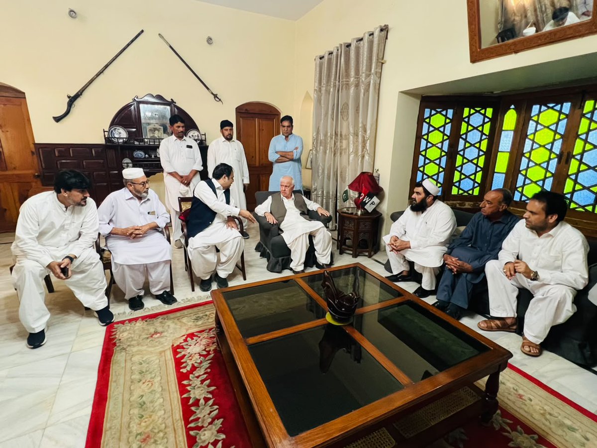 AftabSherpao's tweet photo. وطن کور شیرپاؤ؛ 
پارٹی کے سینئر کارکنان، ورکرز اور مشران سے ملاقات۔
خوشگوار ماحول میں ہونے والی ملاقات میں مختلف امور پر تبادلۂ خیال کیا۔
اس موقع پر صوبائی چئیرمین سکندر خان شیرپاؤ بھی ہمراہ تھے
میٹنگ میں جنرل سیکرٹری پی کے 62 تاج خان، چیئرمین پی کے 62 اصغر خان، رابطہ کمیٹی کے ضلعی چیئرمین جاوید حسین خان تنگی، سابق ناظم یحییٰ جان مہمند، حاجی امیر رحمان، حاجی غنی رحمان، قاضی اسلم سمیت پارٹی کے دیگر مشیران اور کارکنان بھی موجود تھے
#QWP #AftabSherpao #SikandarSherpao