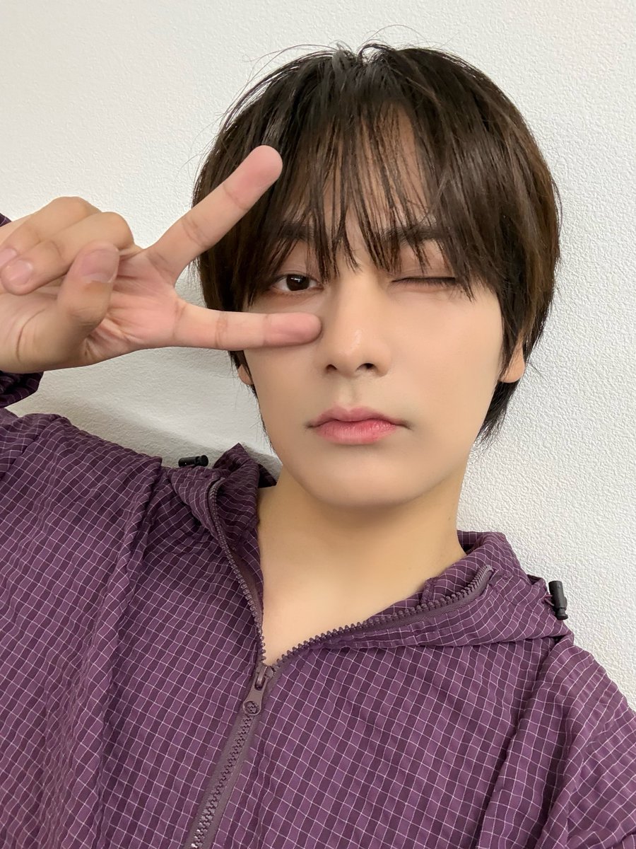WAKER_official's tweet photo. 오늘 웨이커 데뷔 1000일이야 슬립퍼😊
3년이 어떤 때는 빠르게 또 어떤 때는 느리게 지나갔는데 지나고 나니까 많은 시간을 보냈구나 싶어ㅎㅎ
그동안 좋은 일도 많았고, 쉽지만은 않았던 순간들도 있었지만 그때마다 함께해 준 슬립퍼 덕분에 여기까지 올 수 있었던 것 같아ㅎㅎ
앞으로도 많은 추억을 쌓아��자 우리🤍

#WAKER #웨이커 #ウェイカー
#권협 #KWONHYEOP