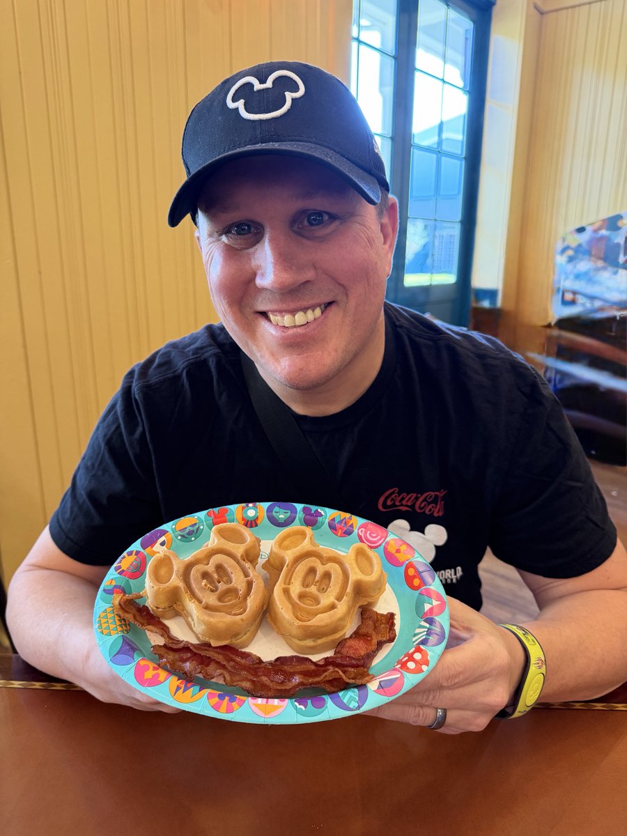 disneytipsguy's tweet photo. Post of picture of yourself with a big smile! 

Happy weekend! https://t.co/rxiJLXTOm1