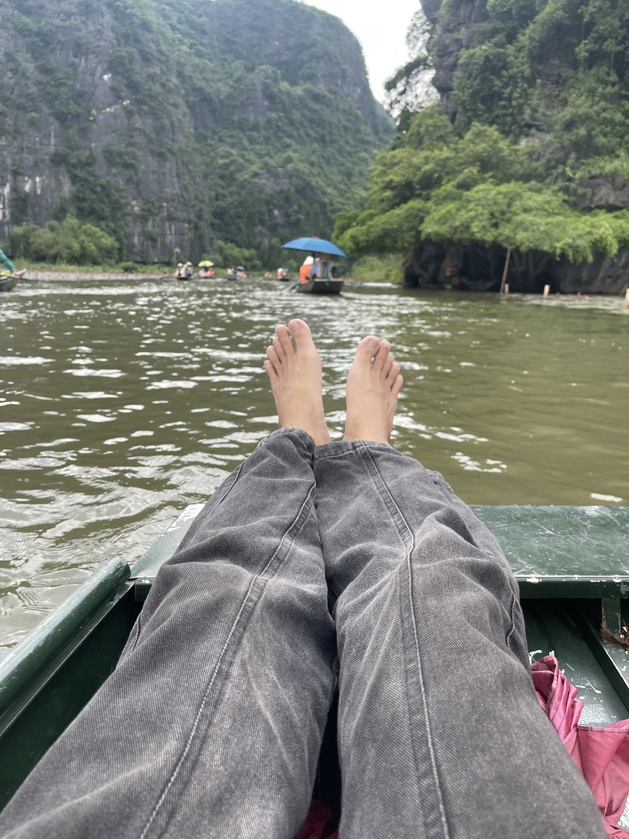 hel_nulldoot's tweet photo. Một buổi chiều dịu êm giữa thiên nhiên.🎍

Bỏ lại hết khói bụi thành phố, chiều nóng chỉ có chui vào suối mát thế này mới thấy đời bình yên… 🌿💧 https://t.co/vzp6sHMB0s