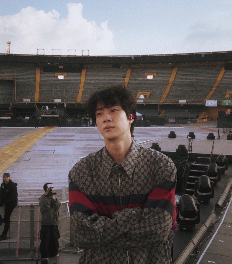 jinsmaze's tweet photo. are we being serious rn https://t.co/4ArV7uUxcf