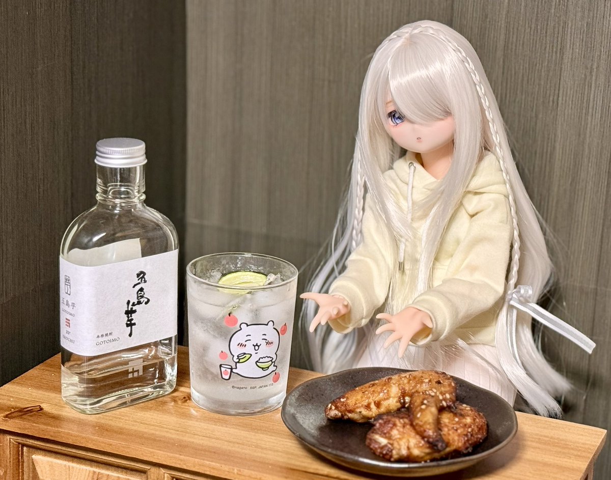MIDZUHA's tweet photo. 手羽唐と芋焼酎。
味付けは甘辛で少し濃いめにしてます。
急募:手羽先の上手な食べ方
#深夜の晩酌ドール一本勝負 https://t.co/JTNtET9Gyt