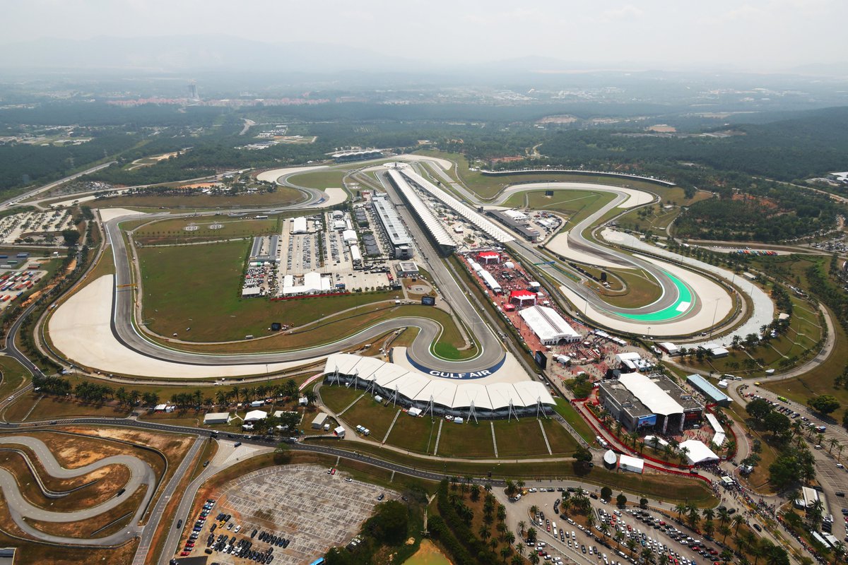 F1's tweet photo. SUNDAY IN SEPANG ❤️

#F1 #BahrainGP https://t.co/MEdWqPEvZZ
