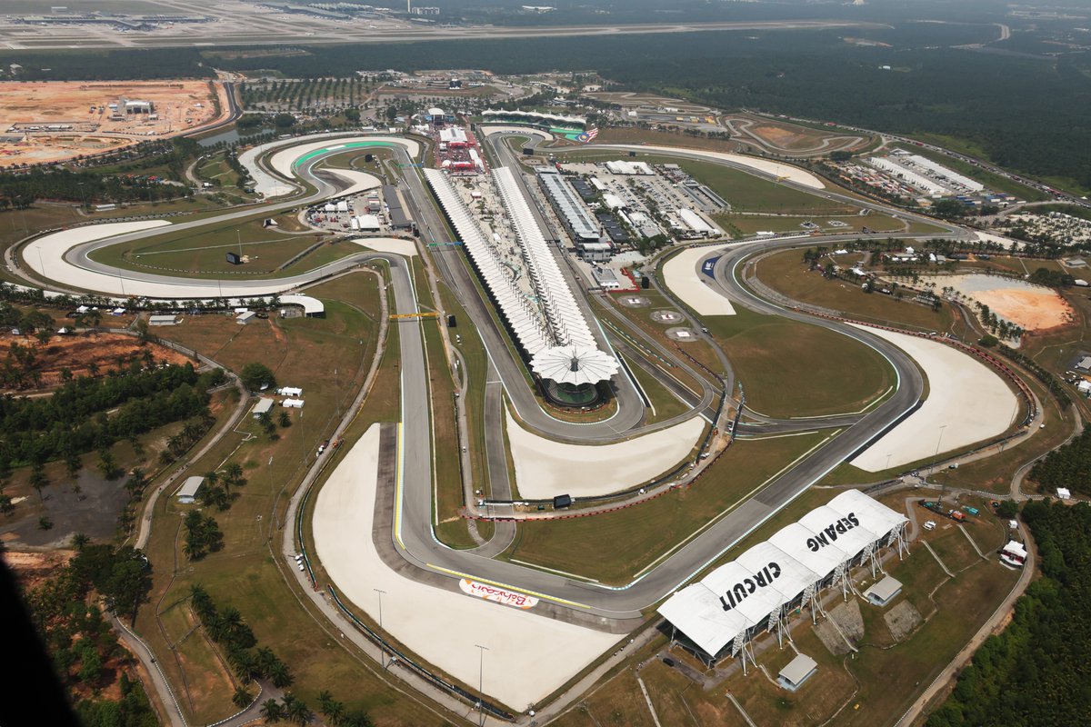 F1's tweet photo. SUNDAY IN SEPANG ❤️

#F1 #BahrainGP https://t.co/MEdWqPEvZZ