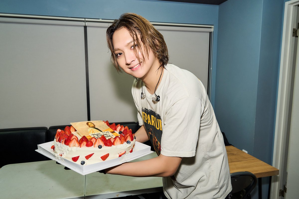 ma55iveofficial's tweet photo. MA55IVE THE RAMPAGE
3rd LIVE TOUR 2026"M5V"
〜DEPARTURE〜

🗺️10.03 SHIGA🗺️

本日誕生日を迎えた #鈴木昂秀 を、みんなでお祝いしました🎂🎉

#HappyBirthdayTAKAHIDE @TAKAHIDE_rmpg_
#MA55IVE #THERAMPAGE https://t.co/Yrs22jW8ZH