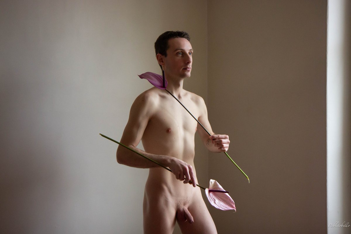 PablitoPhoto's tweet photo. "Dîtes-le avec des fleurs" Modèle : Omeyo
#Pabitobello #MalePhotographer #MalePortrait #MaleNudeModel #Frontal #Flowers #MaleChest #MaleBeauty #MaleStyle https://t.co/tokGZjbjMx