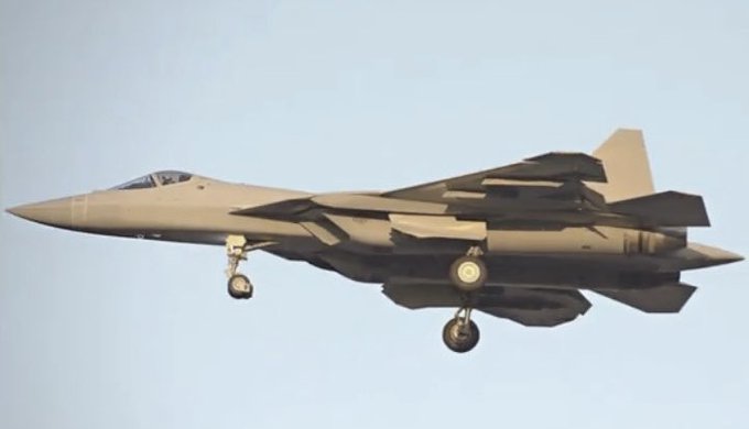 vasilyaarkhipov's tweet photo. A seemingly unfinished Su-57 airframe has been captured during what appears to be a factory flight, with its airframe lacking std production digital camouflage. 

The a/c appears to be wearing a uniform protective/primer-type finish.

Source: Vostok_Mil_spotter (on TikTok). https://t.co/88lUiLK2UV
