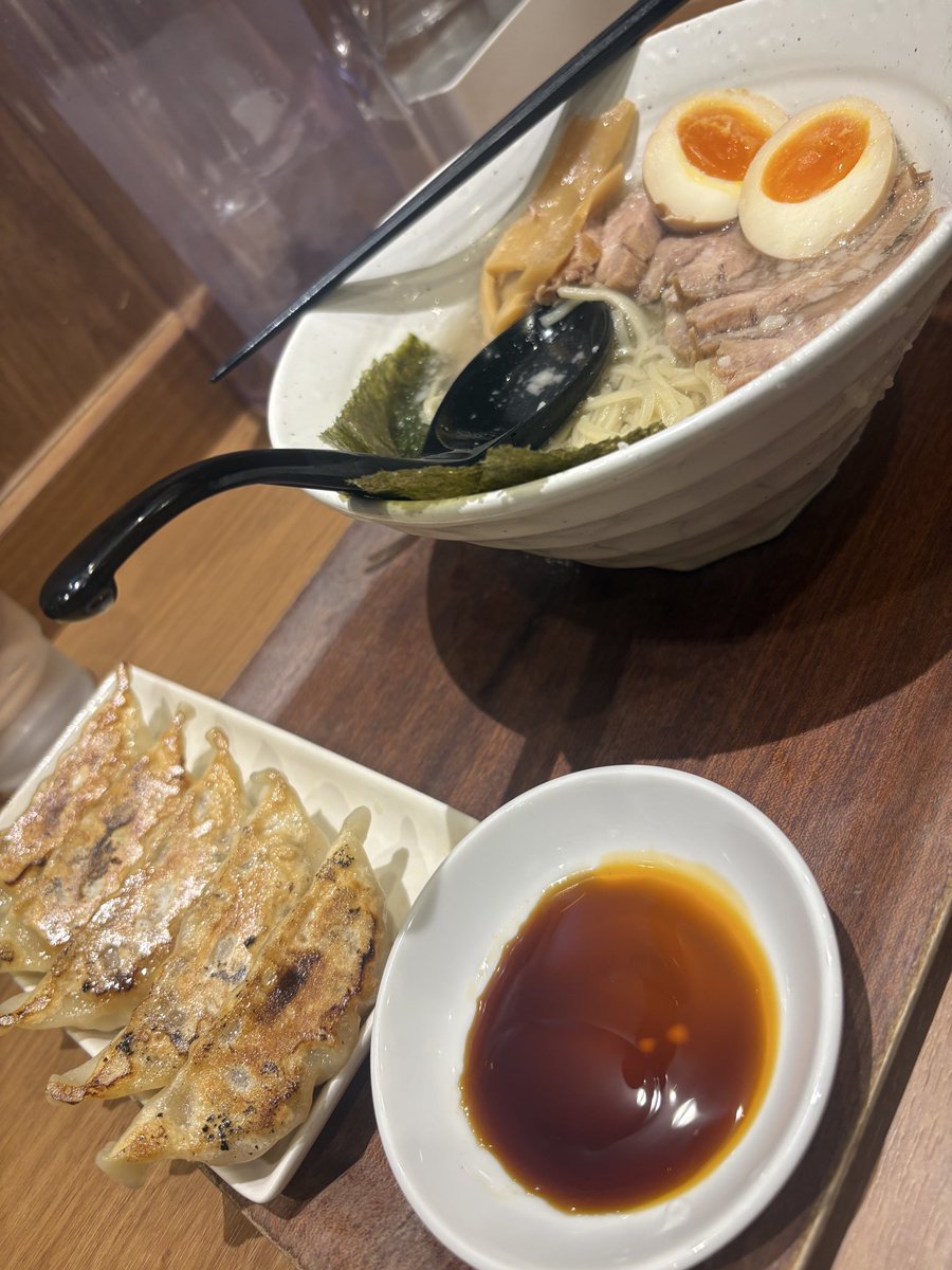 3737no31's tweet photo. 朝はそば。
夜はラーメン。
餃子うまーい♡ https://t.co/8n1SkkJImp