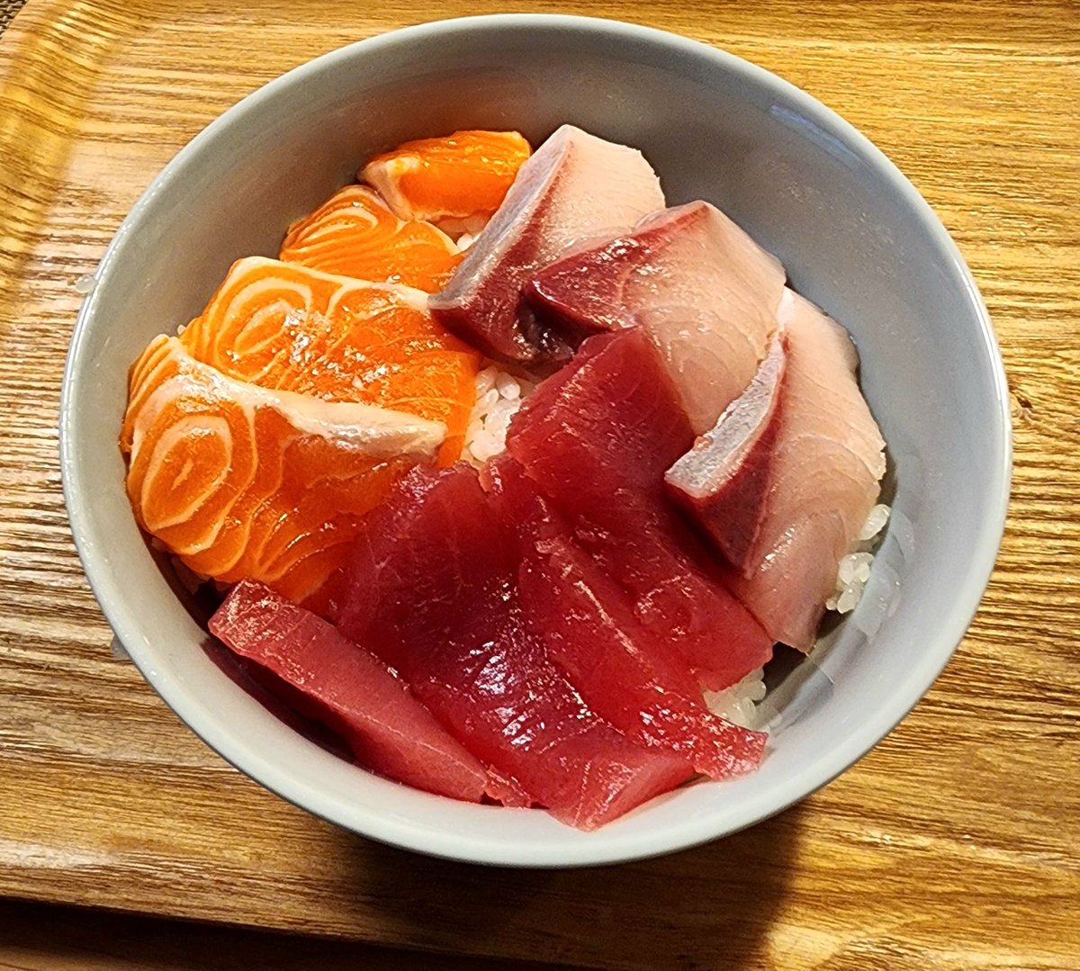 hirobahu2's tweet photo. 刺身のさくが半額だったので、
気まぐれに簡単海鮮丼作ってみた🍣🌃🍴
鮪は店で解体したものらしい🙂 https://t.co/mEFSE1jSUQ