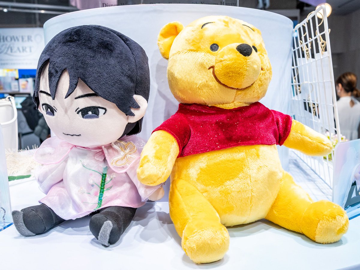 DtimesJP's tweet photo. 羽生結弦さんとプーさんの世界観を会場で！
SHIBUYA TSUTAYA「SHOWER OF HEART – かがやくひかりのプレゼント -」
羽生結弦さんのオリジナル衣装と約100種類のグッズが並ぶ期間限定POPUP☆
詳細→https://t.co/LATOMMte6x https://t.co/3jFJ3N0oEn