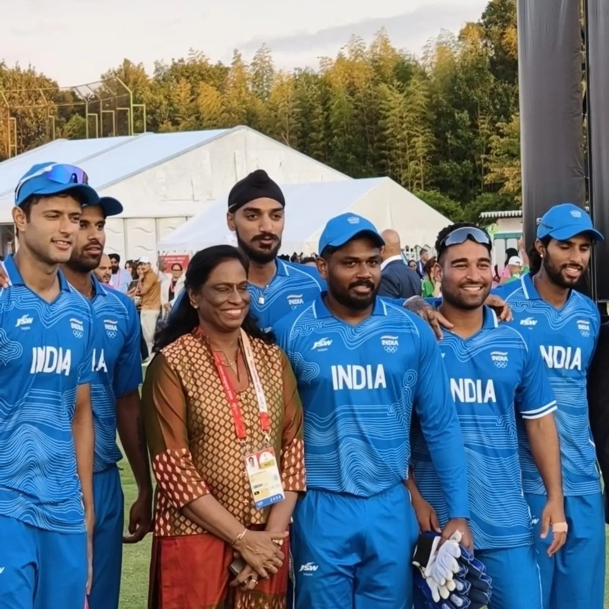himanii_68's tweet photo. Team India with PT Usha after creating a golden moment at the Asian Games. ✨😍 https://t.co/qqYdWBAoQK