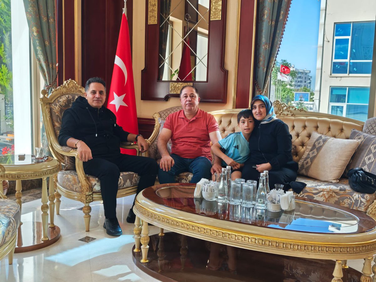 veyseldemirci06's tweet photo. 📍 Ziver Meyra Palace – Ankara

Kıymetli hemşehrim Sayın Samet Çakmak beyefendi ve kıymetli ailesini Ziver Meyra Palace’ta ağırlamaktan büyük memnuniyet duydum.

Nazik ziyaretleri ve güzel sohbetleri için kendilerine gönülden teşekkür ediyorum. Ailesiyle birlikte sağlık, huzur ve mutluluk diliyorum.

#Elazığ #Ankara #Türkiye