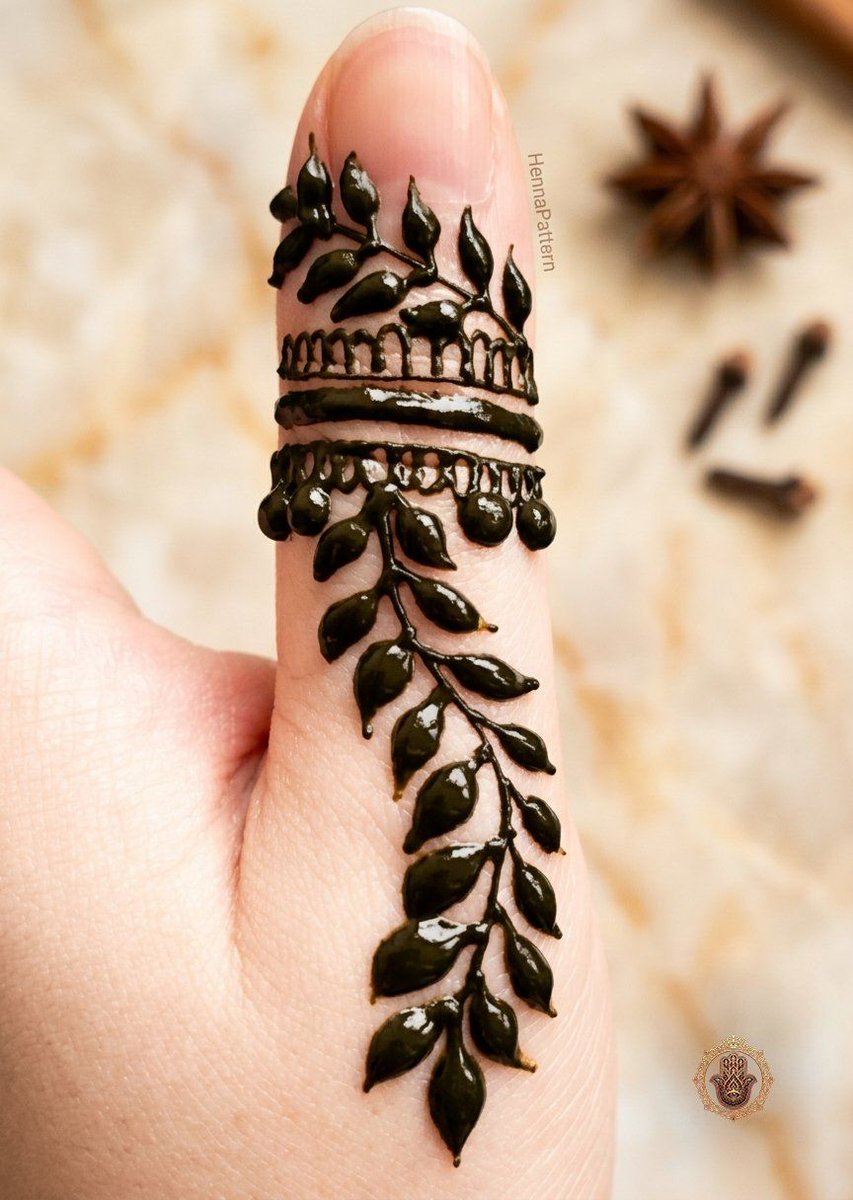 HennaPattern's tweet photo. Minimalist Finger Accents

Save and share this beauty 💖
See more artistic mehndi styles 💫

#designmehndi #weddinglook https://t.co/vpedbPNEt7