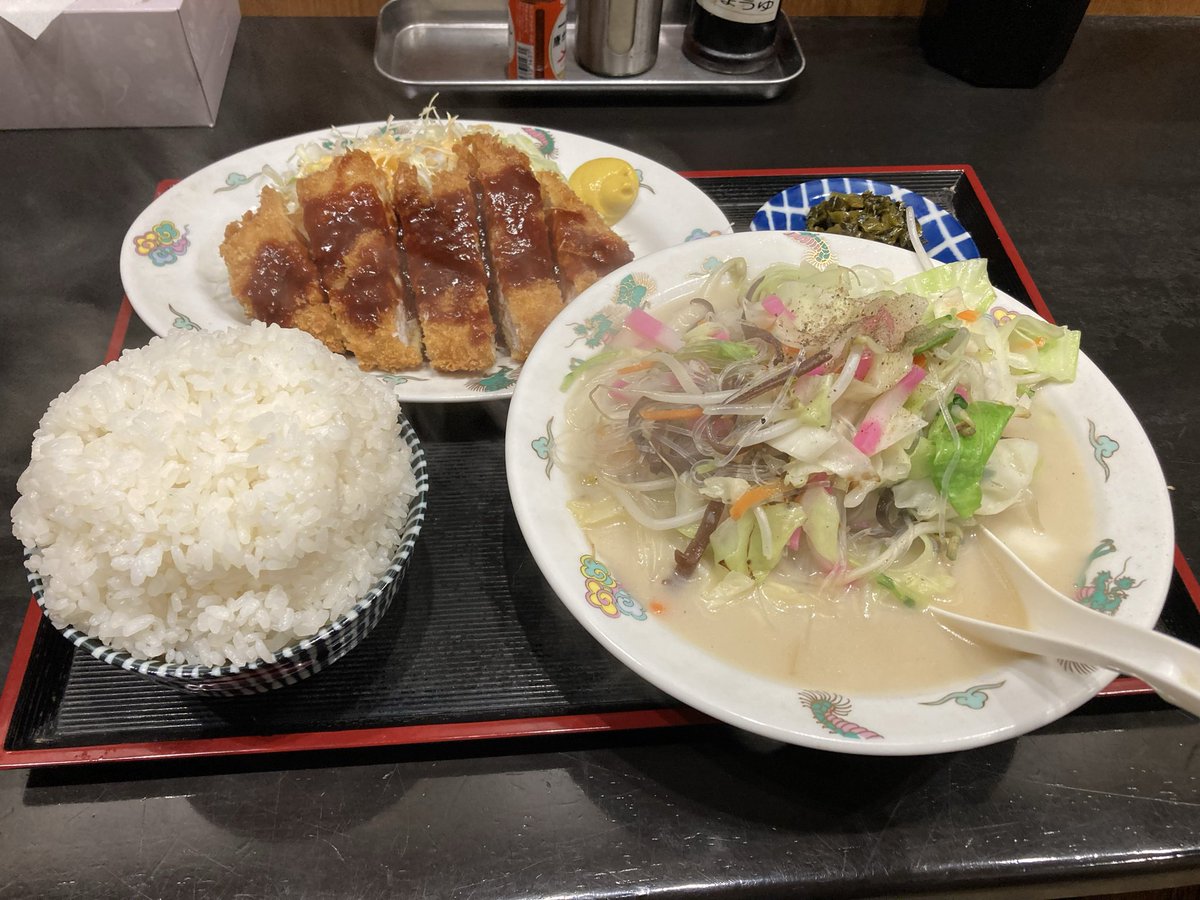 shirootoko2018's tweet photo. 城メシ第135弾はめし処味道園（熊本市中央区水前寺）の味道園定食（1,300円）ご飯大盛（80円）。
なんか熊本名物タイピーエンもとんかつも１人前の量あって、ご飯はマンガ盛りなんだが（笑）脇役もカラシが余程よく練られているのか泣くほど辛く、高菜の油炒めまで美味い。再訪決定！ https://t.co/kDERy0dwom