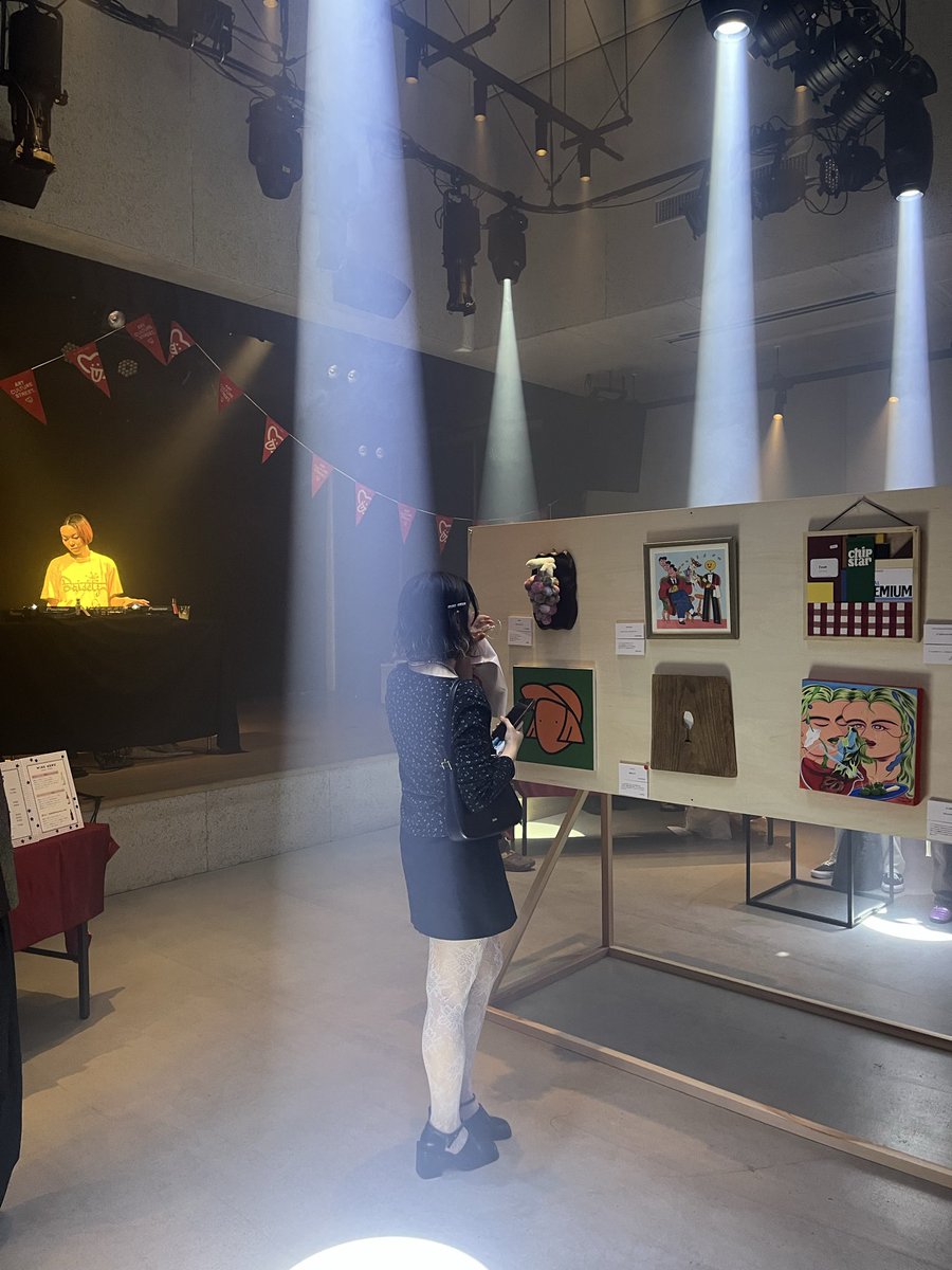 BlueBird777__'s tweet photo. 友人のグループ展へ。ワインを飲みながらアートを楽しむ会。わたしはDJによる音楽を聴きつつの鑑賞ばかりだったけど、購入も出来ていた。楽しい空間だった◎ https://t.co/7P8IcXpWj2