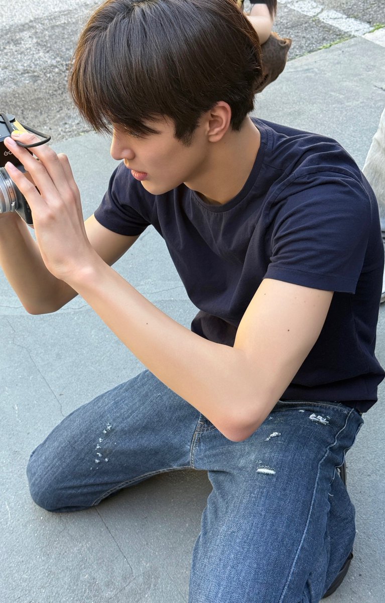keonholds's tweet photo. keonho in a navy blue polo tee is really something else.. https://t.co/pgz3bpczVs