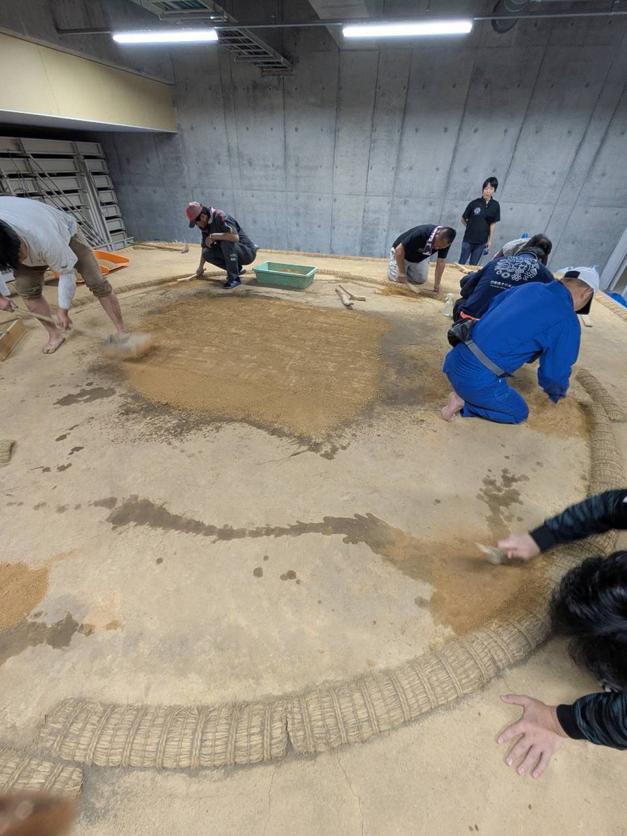 OtoiLegacy's tweet photo. 乙亥大相撲、本番に向けて土俵修復！
選手たちが真剣勝負を繰り広げる大切な土俵。
土を入れ、叩いて締め、丁寧に修復していきます。
第175回乙亥大相撲まで、舞台裏ではすでに準備が進んでいます💪
11月24日・25日、最高の土俵でお迎えします！
#乙亥大相撲 #乙亥の遺伝子 #相撲 #西予市 #野村町 https://t.co/et3QQDMyNN