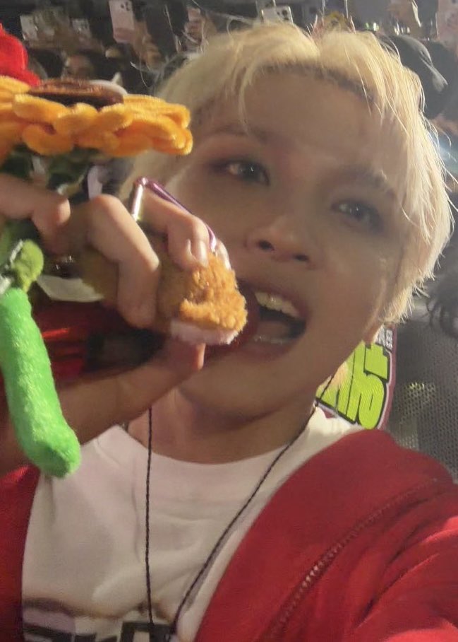 hyeokfs's tweet photo. soooo cute 🐻🤏🏻 https://t.co/1TfCk9k3NJ