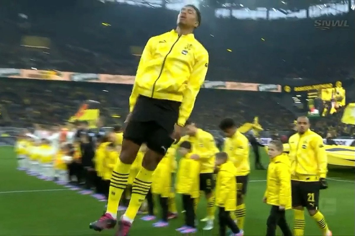 addictionjude's tweet photo. jude bellingham's jumping ritual at dortmund. https://t.co/RpqqDsmiTV