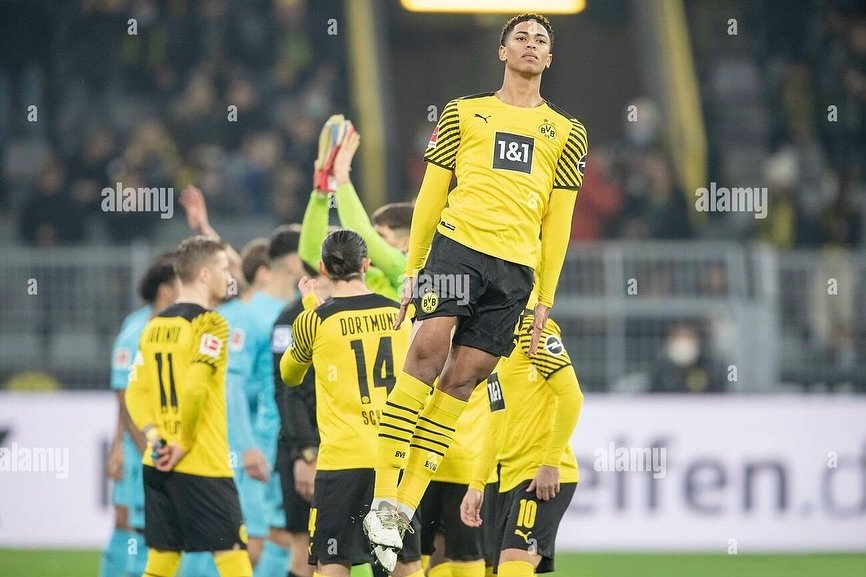 addictionjude's tweet photo. jude bellingham's jumping ritual at dortmund. https://t.co/RpqqDsmiTV