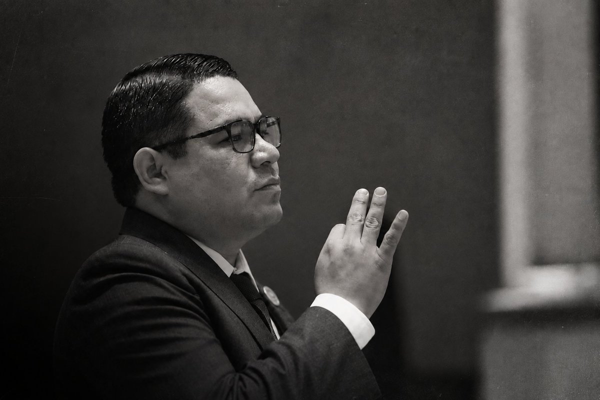 MariaSTrigo's tweet photo. Roger Mariaca: ascenso, poder y la vertiginosa caída del fiscal general de Bolivia.

En 2024 se convirtió en uno de los hombres más poderosos de su país tras una elección cuestionada. Hoy está en celdas policiales y en la mira de EEUU que lo vincula con delitos de narcotráfico. https://t.co/TnpK0aNLsw