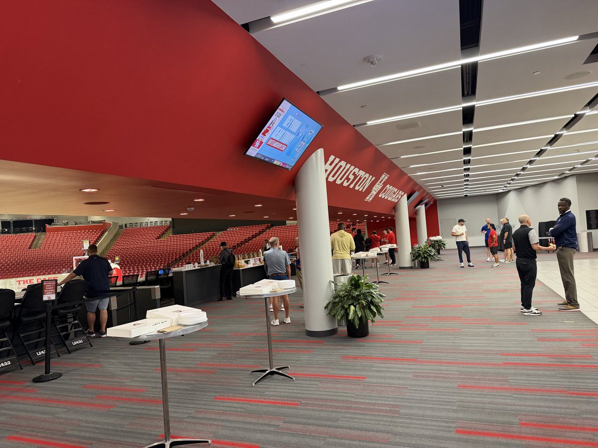 Coach_Konieczny's tweet photo. It’s a great morning to learn and work on my craft. Excited to learn from @UHCougarMBK this morning. #PACKPRIDE #COOGSHOUSE https://t.co/bWnNcYgzO7