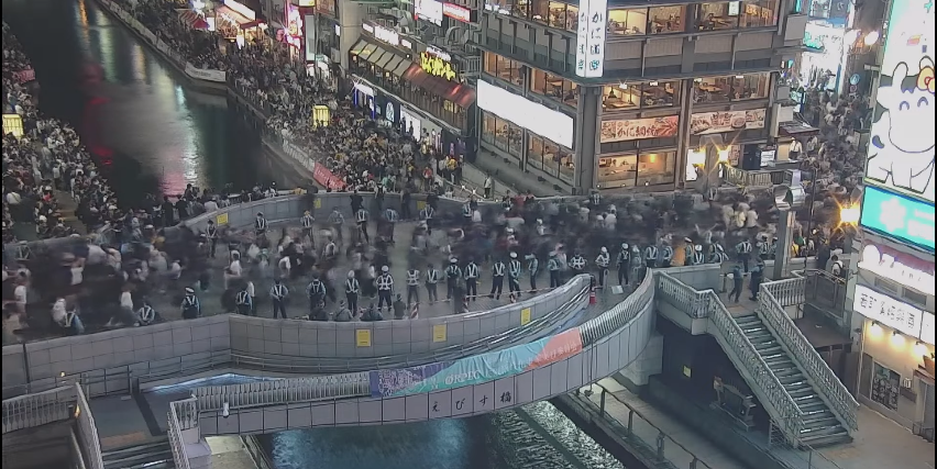usj1's tweet photo. 速報）阪神リーグ優勝に備え道頓堀中心に約８００人態勢で警戒 警察　大阪府警
【道頓堀の現場定点】

■21時27分の状況
戎橋の上では警官を増員。
制服の警官が威嚇モードに。
間もなくで阪神優勝です
#道頓堀 #阪神タイガース https://t.co/8QLHCSw3zT