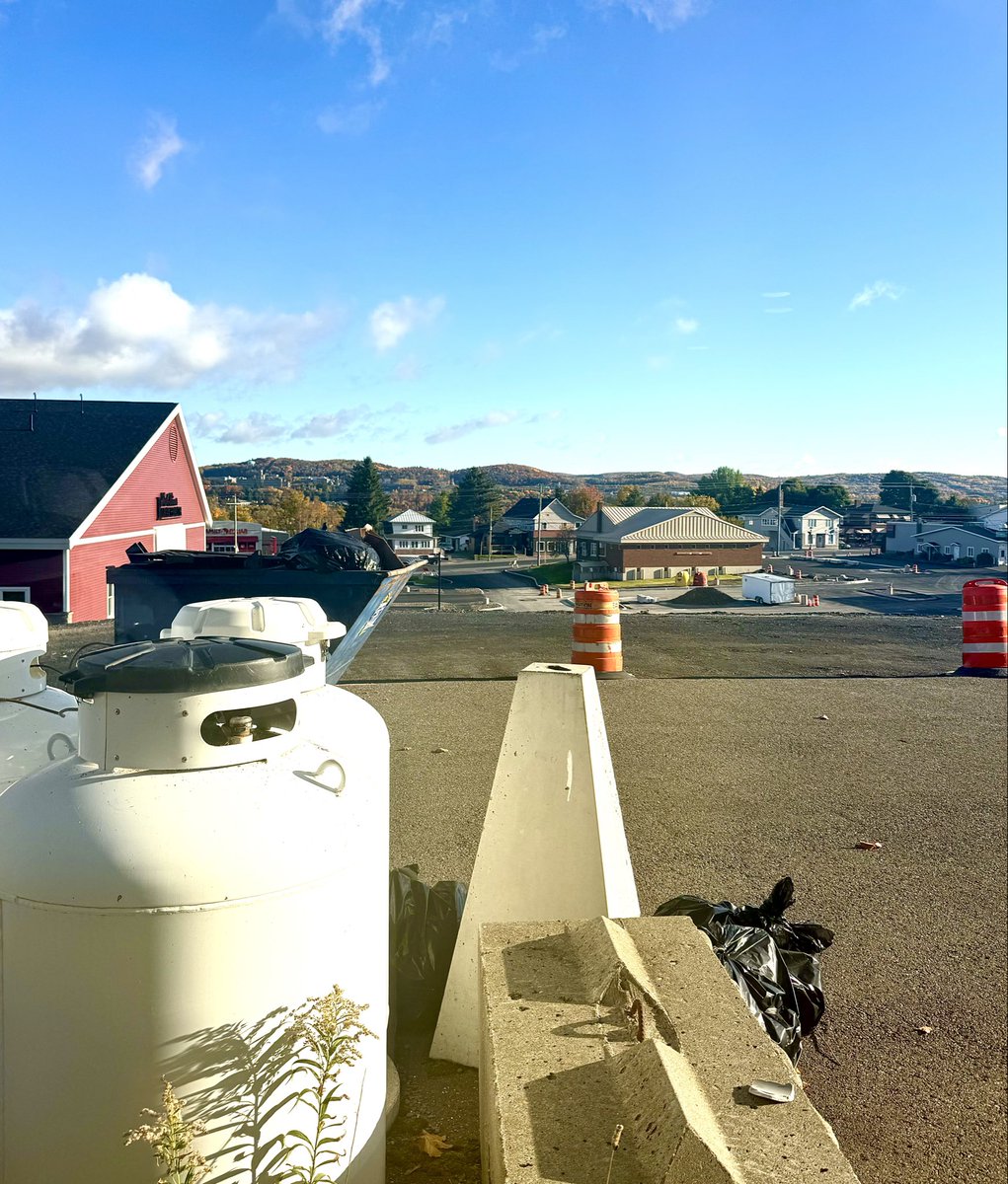 Centazzo's tweet photo. Woke up and drew the shades in my hotel to a majestic view of Madawaska.
A great day for the @kirkminshow 5K 🏃‍♂️ https://t.co/uIiYllni6Z