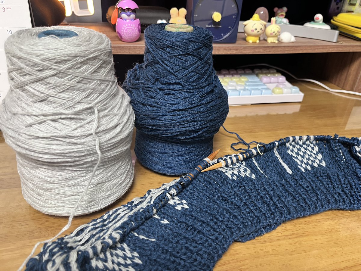 amberpla_knit's tweet photo. 정말 바보같게도… 스와치 게이지를 잘못 재서 바늘 사이즈도 잘못 고르는 바람에 36단까지 뜬 거 다 풀고 다시 시작했다
바늘 사네마네 했는데 추석 세일 끝나자마자 바늘을 두 개나 사야 되는 게 원통하고 억울해서 그냥 집에 있는 7mm로 뜨기로🥹 개 못생겨진 콘사와 함께… https://t.co/xzpaNuqbCx
