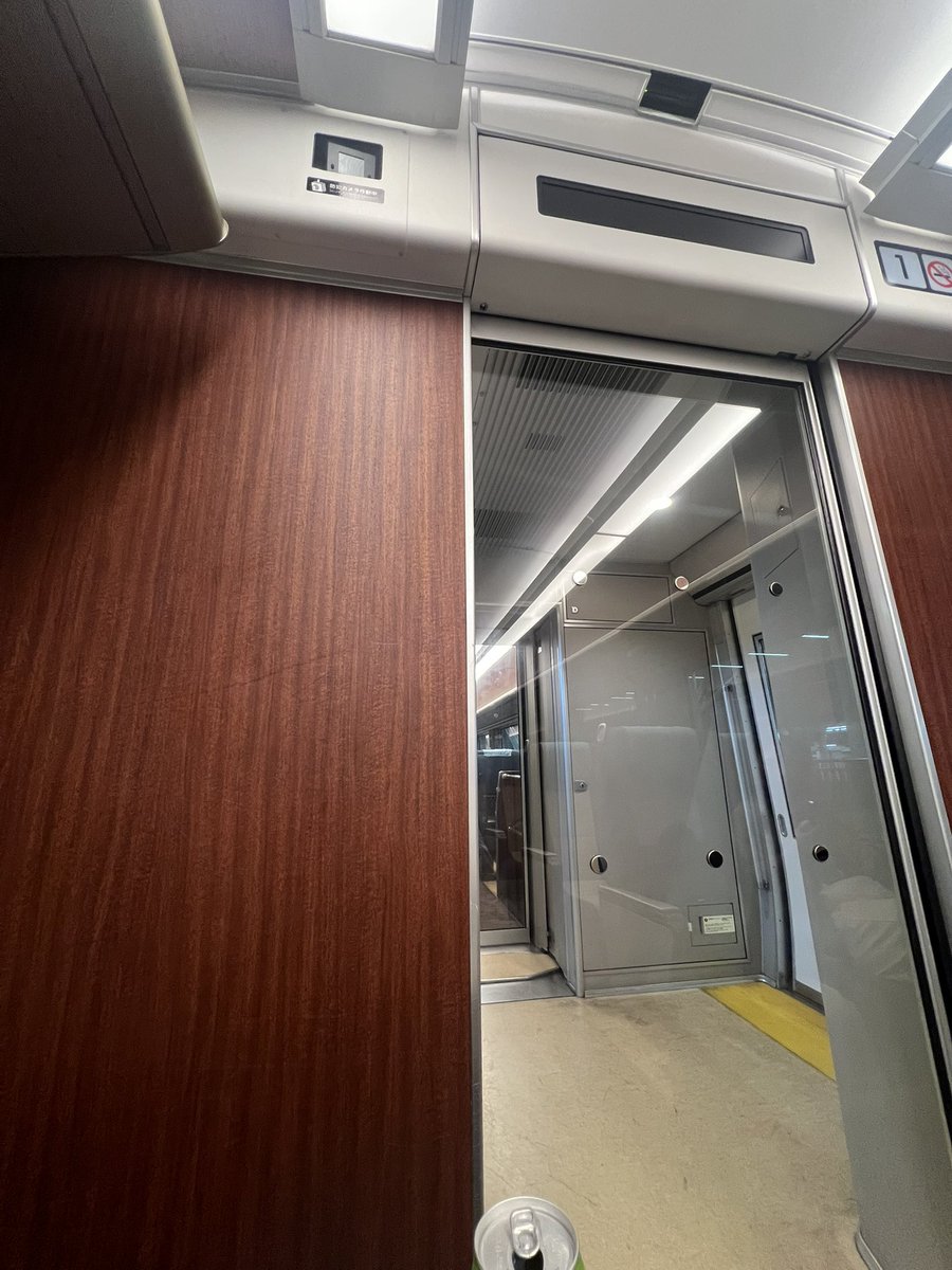 Rikito_1203's tweet photo. ロマンスカーの先頭が展望席になってると聞き、1号車の1番席を取ったら、帰りだったので最後尾の車両の1番前の席でがっかりした経験があります。これをもとに絶対に皆さんをがっかりさせない気持ちで臨みます。 https://t.co/v3k89oAJ7a