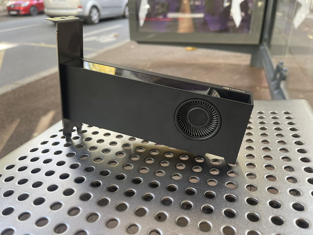 AlphanCZE's tweet photo. New GPU !! https://t.co/lrDnvK98jp