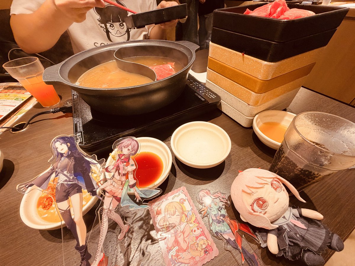 hirohqsekai39's tweet photo. 感謝祭おつかれ打ち上げ😋

🐹に鍋奉行(?)任せて、🎸🎀は写真撮ってた📸 https://t.co/WWbZKPvHQq