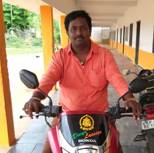 Telugufeedsite's tweet photo. 🚨 ఏపీలో దారుణం.. ప‌దేళ్ల బాలిక‌పై లైంగిక దాడి

తిరుప‌తి జిల్లా రైల్వే కోడూరులో దారుణ ఘ‌ట‌న‌

10 ఏళ్ల మైనర్ బాలికపై అఘాయిత్యం చేసిన 45 ఏళ్ల‌ చీరల రమేష్ నాయుడు

ఇంటి బయట కూర్చుని ఉన్న బాలికను ఆటోలో రైల్వే స్టేషన్ కు తీసుకువెళ్లిన రమేష్ నాయుడు

బాలికను ఊరి బయటకు తీసుకెళ్లి విచక్షణారహితంగా  దాడి చేసిన చీరల రమేష్ నాయుడు 

రైల్వే కోడూరు మండలం అబ్బినాయుడుపల్లెలో 5వ తరగతి చదువుతున్న బాలిక 

సోమవారం  జరిగిన సంఘటన, ఒకరోజు తర్వాత తల్లికి విషయం తెలిపిన బాలిక

లబోదిబోమంటూ రైల్వే కోడూరు పోలీస్ స్టేషన్లో ఫిర్యాదు చేసిన బాధితులు

కేసు నమోదు చేసి విషయాన్ని గోప్యంగా ఉంచిన పోలీసులు