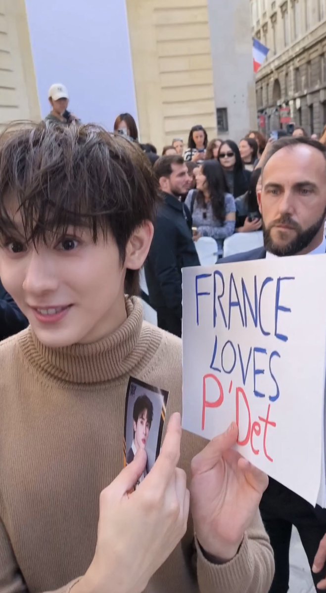 PK888KP's tweet photo. นู๋ก็พี่เดชทั้งใจ ป้าเพ็ญแบ่งนู๋ด้วยยยย🥹🥹

BOOK X CELINE PFW27
#BookKasidet
#Celine #CelineEte2027
#MichaelRider #kasibook https://t.co/P3i5yi9uDB