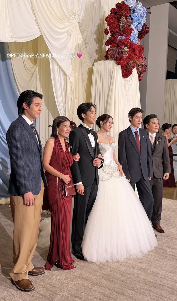 chubbybu_'s tweet photo. จ๊ากกกก บิวกิ้นมางานแต่งพี่เพชรแล้ววว ยืนข้างม๊าเดือนเลยย ตำแหน่งคนโปรดㅠㅠ https://t.co/rca7BcEg3b