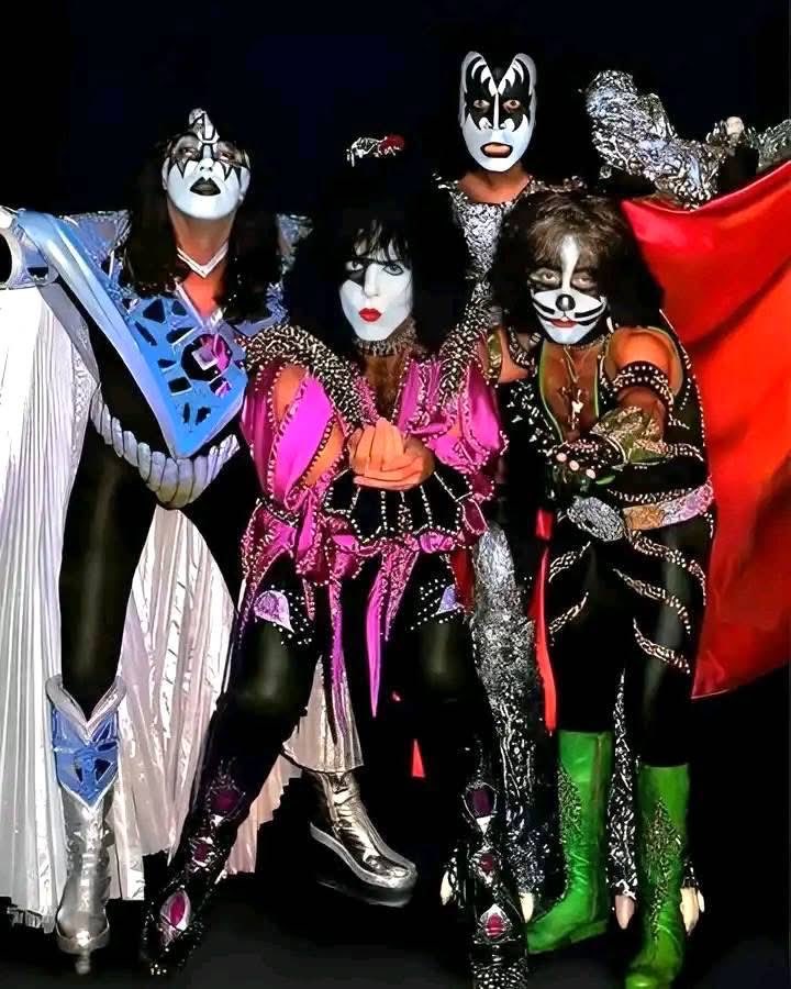 robinoxy's tweet photo. Since it’s Caturday, I’m thinking about how dynamic our glam rock heroes are! Spinning Dynasty today! I sure know something! Let’s groove and sending love to all!🖤 https://t.co/AGHUbVUDRA