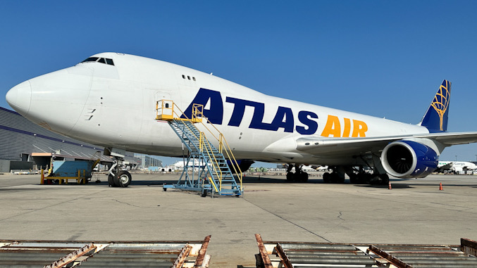 EarlyReport's tweet photo. False Alarm: Boeing 747 Cargo Jet Approaches O’Hare Over Arlington Heights with Fire Detector Activation in Lower Belly Cargo Deck, All Runways Closed for Landing: A Boeing 747 cargo jet, Giant 8091 (Atlas Air) Heavy, declared Mayday on… dlvr.​it/TVm2S0 Go to CARDINAL NEWS https://t.co/ELNqZ3vFT6