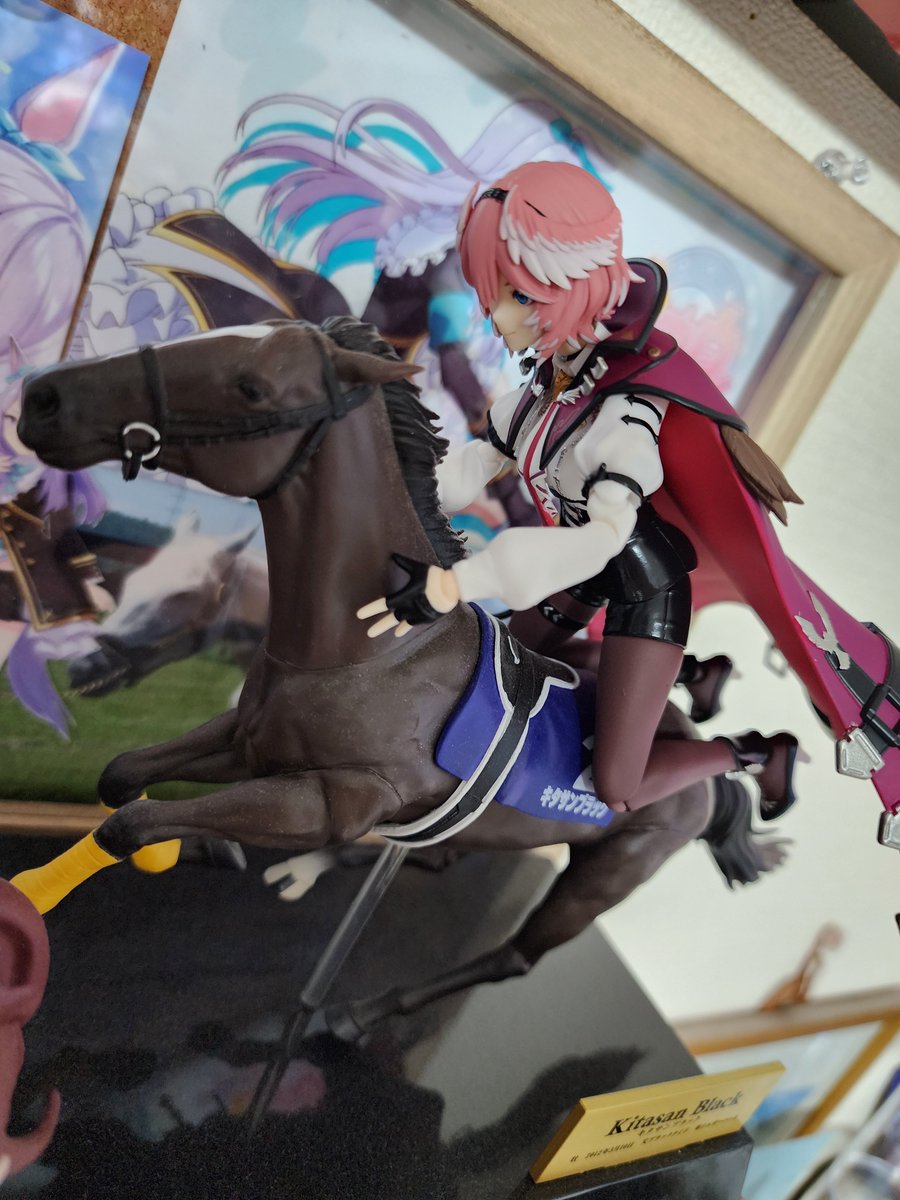 horizon8987's tweet photo. figmaのルイ姉届いてから飾る所をずっと考えていたけど最適解を見つけた!!
以前クレーンゲームで取っていたキタサンブラックに騎乗してもらいました。
マントもいい感じに躍動感あってオススメです。
これなら天皇賞1着も夢じゃないかもw
#ルイ姉みてみて
#鷹嶺ルイ https://t.co/3XKFU81QG1