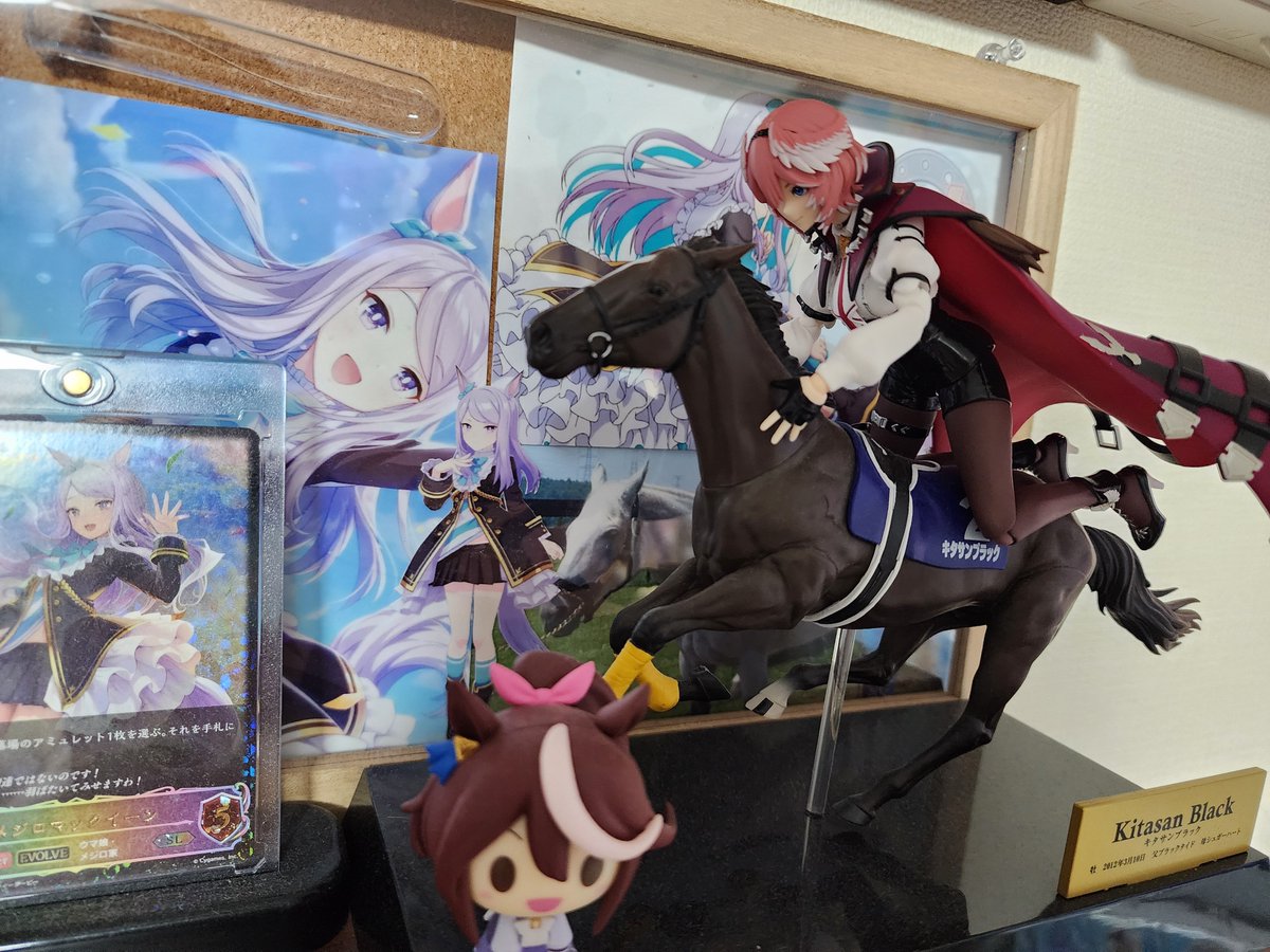 horizon8987's tweet photo. figmaのルイ姉届いてから飾る所をずっと考えていたけど最適解を見つけた!!
以前クレーンゲームで取っていたキタサンブラックに騎乗してもらいました。
マントもいい感じに躍動感あってオススメです。
これなら天皇賞1着も夢じゃないかもw
#ルイ姉みてみて
#鷹嶺ルイ https://t.co/3XKFU81QG1