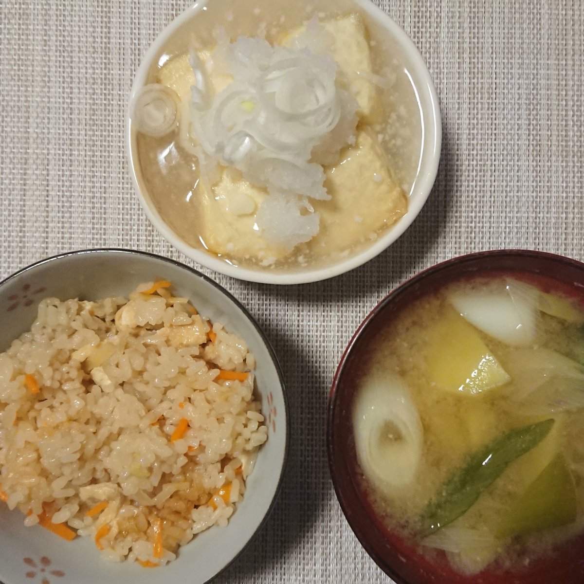 toratigataiga's tweet photo. 写真とったのにポストするの忘れてた
🦊こぎつねごはん(大根にんじん油揚げの炊き込みご飯)
🍁揚げだし豆腐(塩麹)
🍠さつま芋とねぎの味噌汁
この間からちゃんと一日三食ちゃんと食べてます！私は人間になる
#てぃがめし🐯 https://t.co/1g963W20Hc