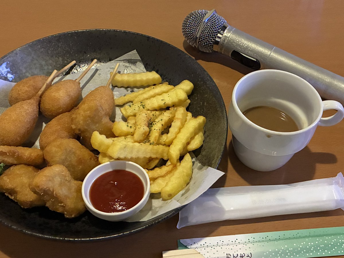 tyoimajin's tweet photo. カラオケでお食事。

まあ1人でカラオケするんだけど。

なんか今日は歌ってる時に泣いてしまったわ。

7!!（セブンウップス）の「センチメートル」なんだけど、なぜか顔を思い浮かべてしまったからかな。

その前にカノエラナの「月と星空」を歌ってたからかもしれない。

なんか感極まった。 https://t.co/0wHgfO4DEU
