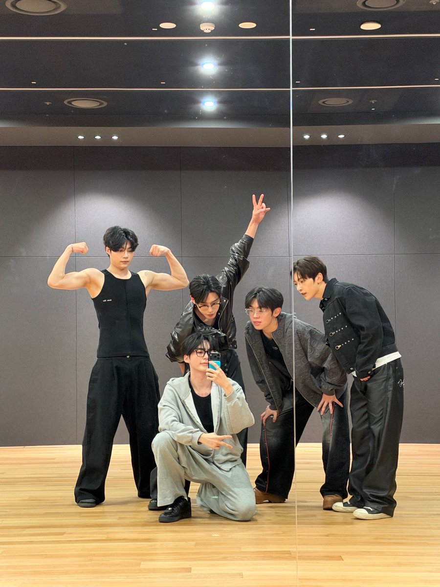 bn_0100's tweet photo. 내일 재밌겠댜 https://t.co/ugEvyF97pA