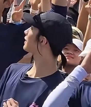 dearhyunnn's tweet photo. 🥺🤏 https://t.co/FiEi9Zv5US