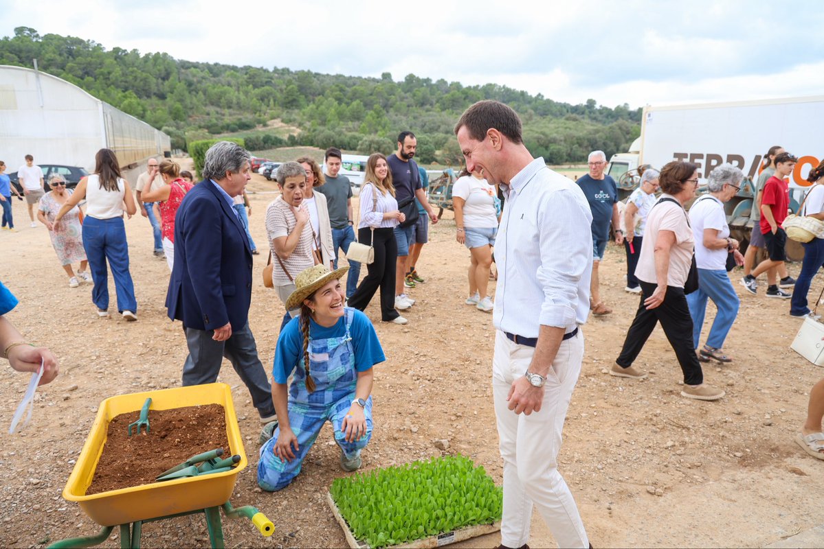 Ll_Galmes's tweet photo. Un plaer donar suport des del @ConselldeMca la Gran Fira de Producte Local i Divulgació Agrícola a s’Hort de Sa Vall, a Manacor.

Una jornada per conèixer de prop la feina que hi ha darrere cada producte: des del cultiu i la preparació de la terra fins a la collita, i la seva posterior venda.

Una manera molt didàctica i propera de posar en valor el camp de Mallorca, els nostres pagesos i el producte de quilòmetre zero.

Des del Consell de Mallorca continuam fent costat al sector primari i al producte de la nostra terra. Aquesta legislatura hem incrementat les ajudes destinades a la promoció del producte de Mallorca, que enguany arriben als 2,3 milions d'euros.

Enhorabona a tots els qui fan possible aquesta fira i, sobretot, gràcies per obrir les portes i acostar-nos la realitat de la nostra pagesia.