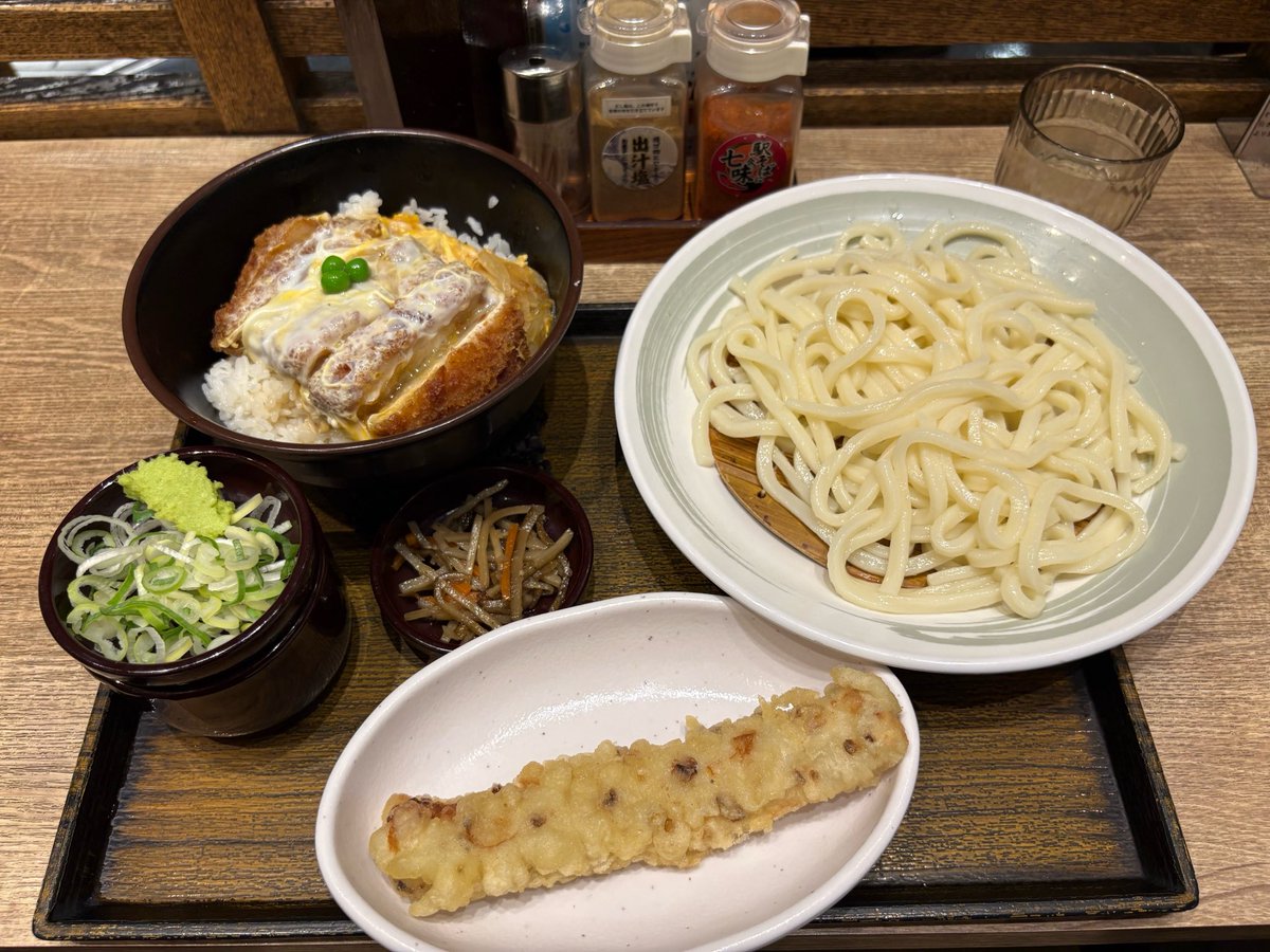 iwamoto_'s tweet photo. フルスタ

ノーリミテキサス
中盤からどんどんチップが増えて😊
FTでも途中まで増えてましたが😊
ハマちゃんに
A8でA5に負けてから落ちぶれて🥲
ハマちゃんに
最後は33でAJに負けて
飛びました🥲
3位でした🥉

お昼はうどんカツ丼🐖
夜は鴨to葱でラーメン親子丼🦆
美味しかったです。

おわり https://t.co/yY6PeqGAYO