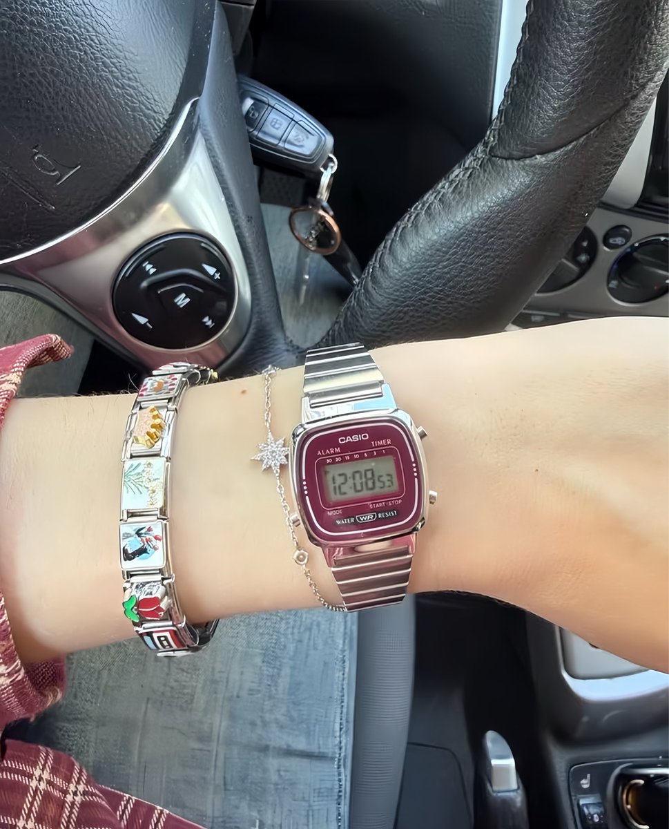 noirjlint's tweet photo. YAAMPUN JAM CASIO RED CHERRY… MANIS BANGET DI TANGAN https://t.co/wILJA4FVJa