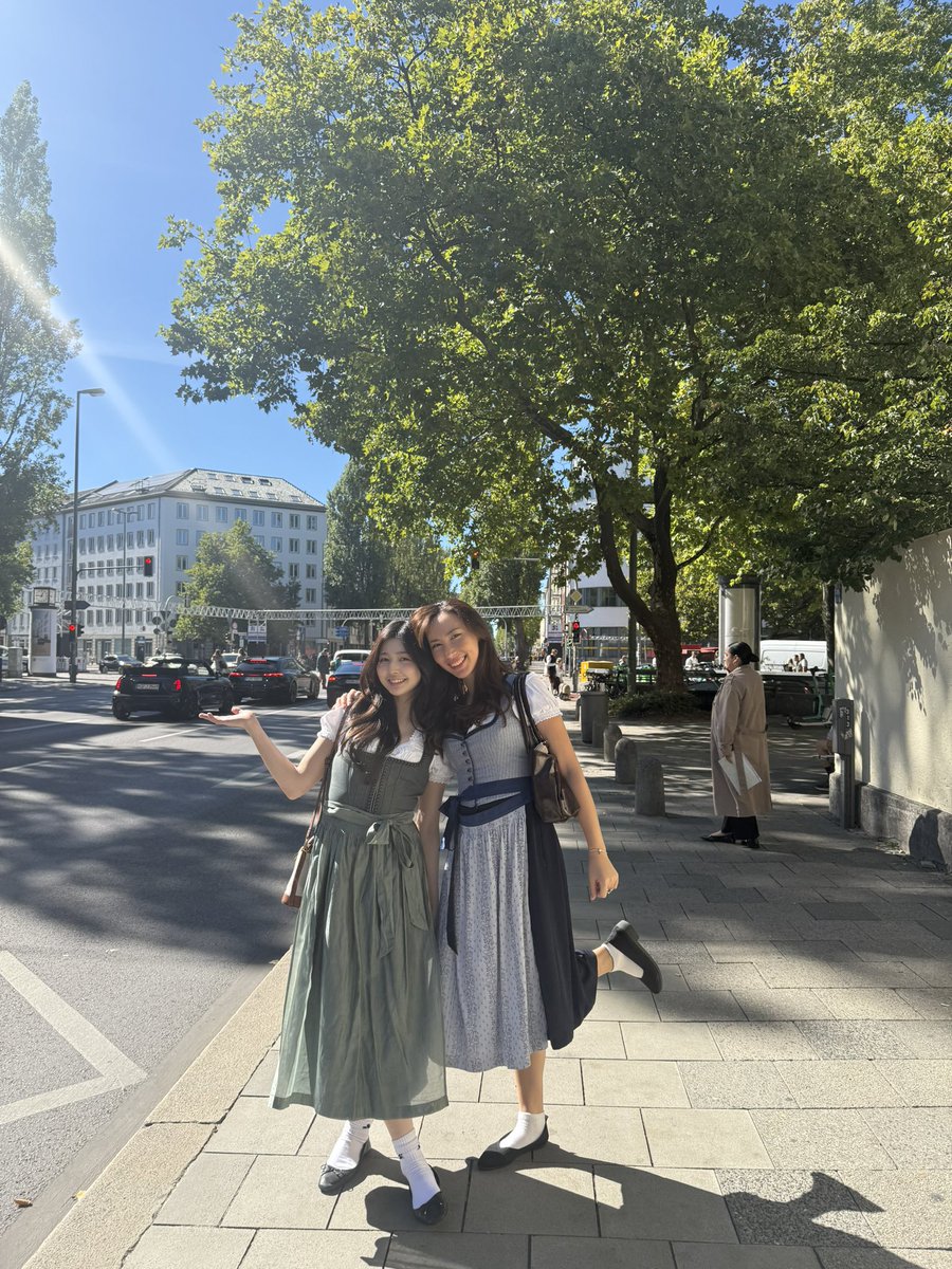 miku_egg_'s tweet photo. ドイツの本場のオクトーバーフェス！写真では楽しそうだけど、やっぱりアジア人女性って終始舐められてるなあってモヤモヤ。osmo pocketカメラで私達の様子を撮ってたら、いきなり英国人の５０代ぐらいの男からいきなりカメラを取り上げられて、なんとそれを彼が自分の口に入れてベロベロ舐められ https://t.co/XDIkGWYa8N