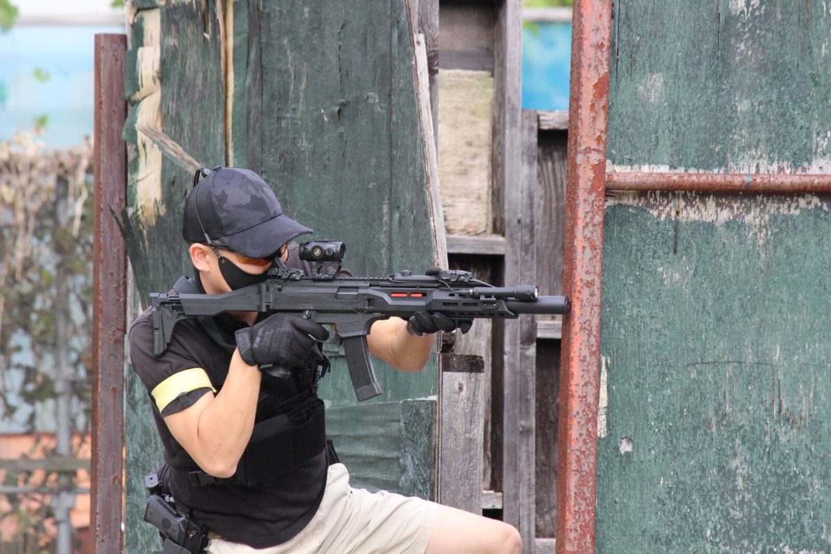 m14ebr21's tweet photo. 幸いにもフィールドにバッテリーのレンタルがあり、持ってきた銃でスコーピオンevo3がレンタルバッテリーの形状に対応したんで遊べはした。
でもメインで使いたかった次世代MP5は使えず、頼みのスコーピオンevo3も調子悪くて不完全燃焼でした… https://t.co/HRHuVWCWbe